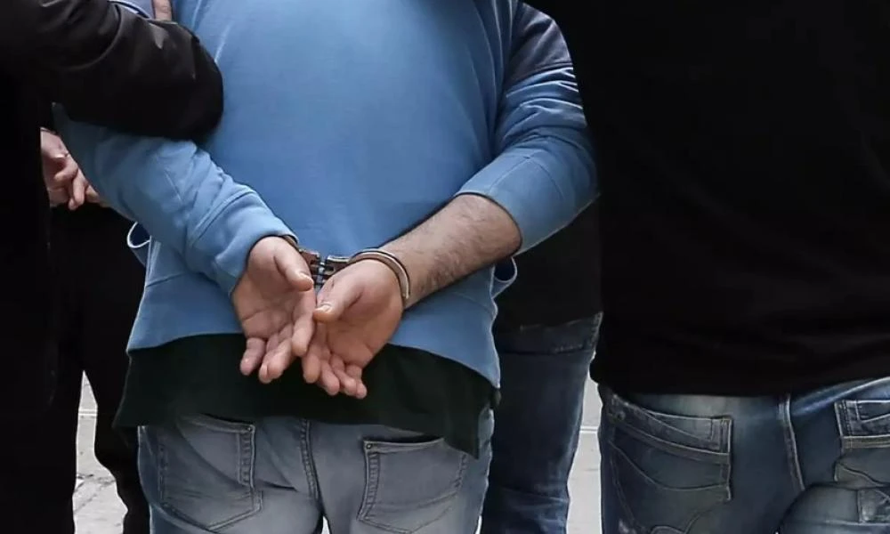 Θεσσαλονίκη: Τραυμάτισε αστυνομικό και προκάλεσε ζημιές σε πολυκατοικίες και ένα περιπολικό